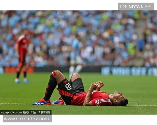 足球明星街头闲逛引发球迷围观热潮瞬间捕捉精彩画面